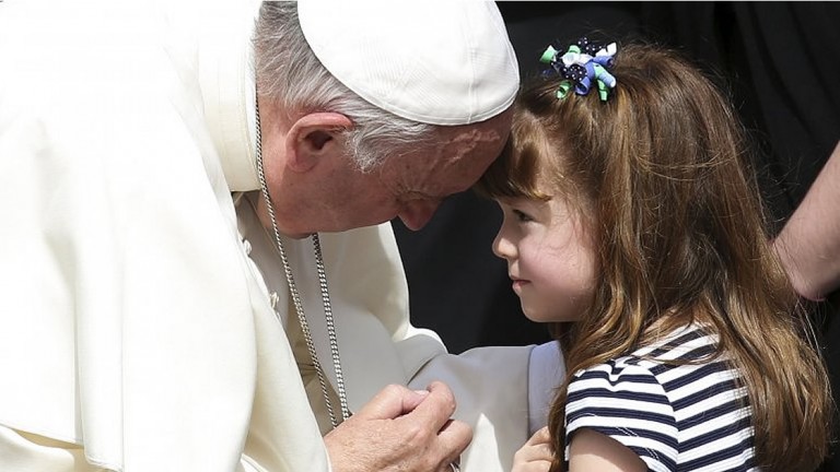 El papa Francisco cumplió el sueño de una niña que perderá la vista y el oído