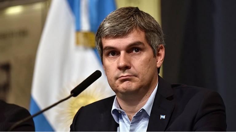 El dólar cerró casi a $45 y Marcos Peña dijo que «no es motivo para alarmarse»