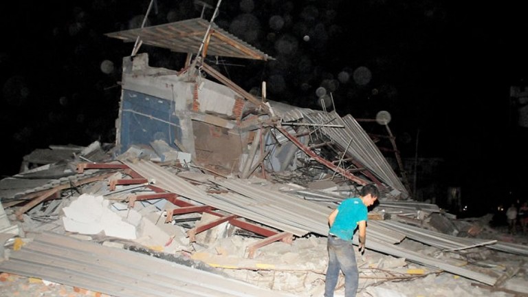 Terremoto de 7,7 grados sacudió a Ecuador