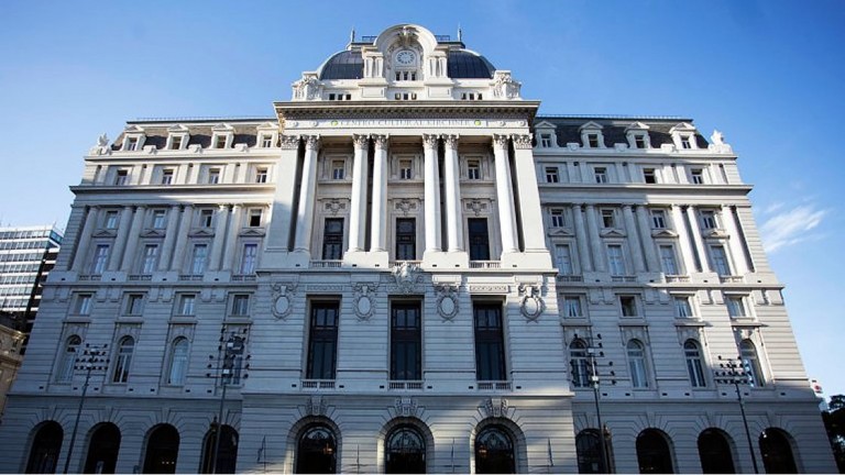 El Gobierno denunció sobreprecios de 450% en el Centro Cultural Kirchner
