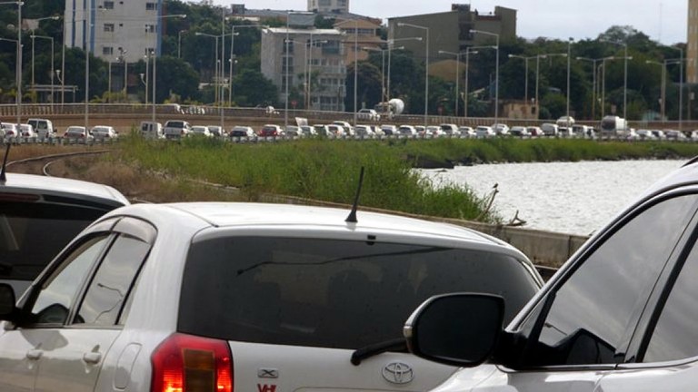 Argentinos hicieron 10 kilómetros de fila para comprar nafta más barata en Paraguay