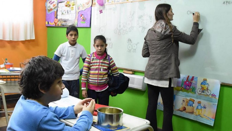 En zonas inundadas, escuela da clases por WhatsApp