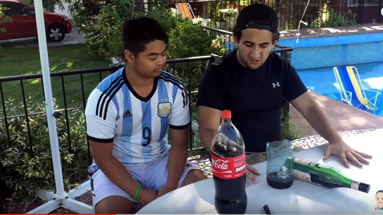 Un japonés aprende como preparar un fernet con coca