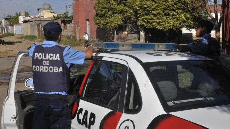 Les roban moto y celular a punta de pistola