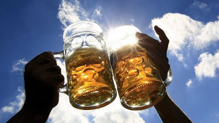 La cerveza, ¿una aliada para reducir los kilos de más?