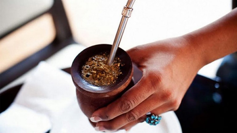 Según la ciencia, es beneficioso tomar mate en el trabajo