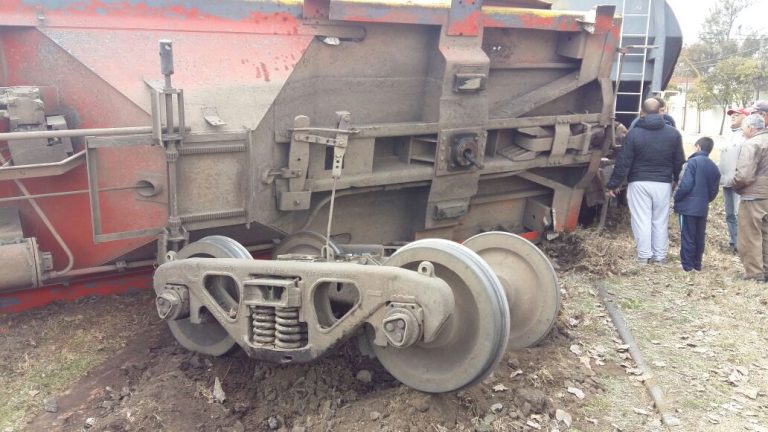Descarriló tren con soja en plena ciudad