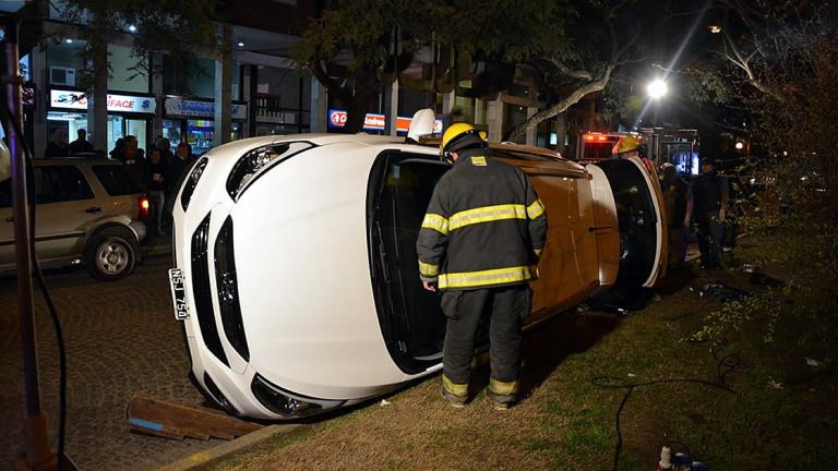 Volcó automóvil en zona céntrica