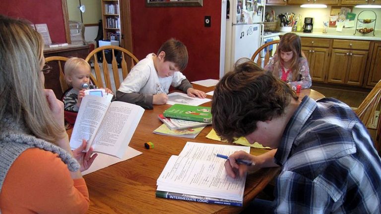 Pelean para no mandar a sus hijos a la escuela