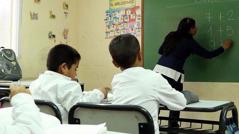Docentes: desde el 2 de mayo se podrán inscribir en la LOM 2023