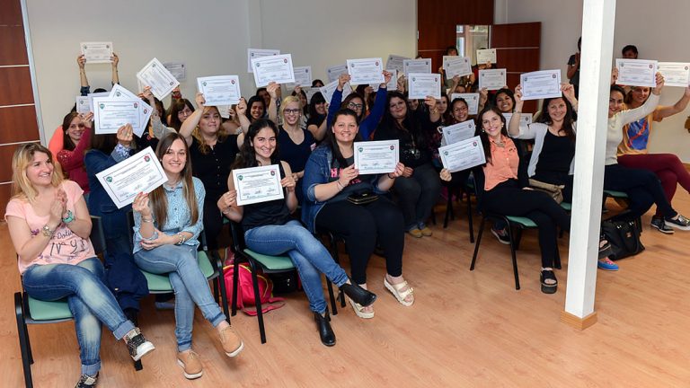 Entrega de certificados a voluntarios en enseñanza