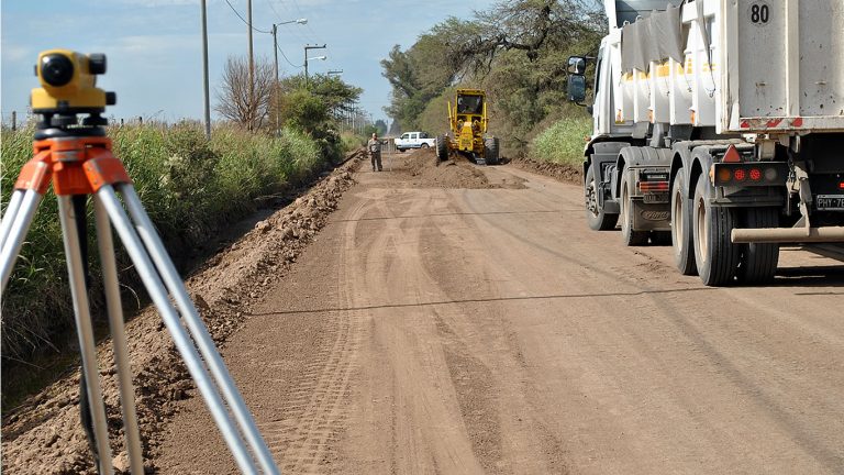 Continúan las obras de alteo y canalización de Av. de los Inmigrantes