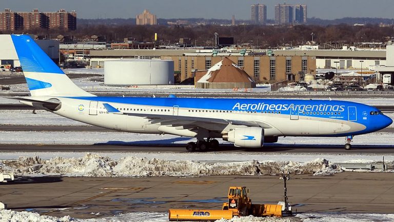 Los pasajes al exterior de Aerolíneas Argentina también pagarán el 30% extra