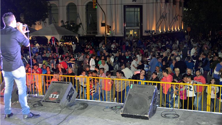 Alrededor de 5000 personas disfrutaron de la 4º noche de la Peatonal de la 25