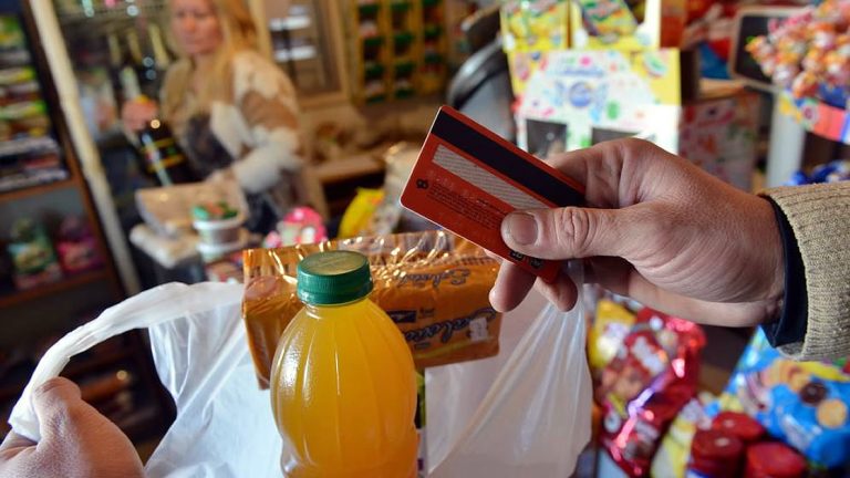 Profesionales se resisten a aceptar tarjeta de débito