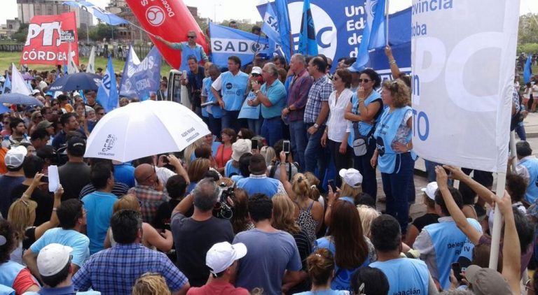 Los gremios docentes llevaron la protesta al Centro Cívico