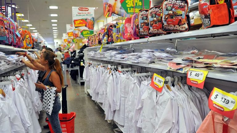 Los útiles y la ropa para la escuela se llevan hasta 4.400 pesos por niño