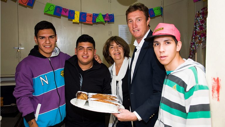 El intendente García Aresca entregó subsidio a La Luciérnaga