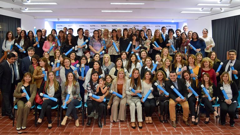 Más de ochenta graduados recibieron su diploma en una colación de UTN