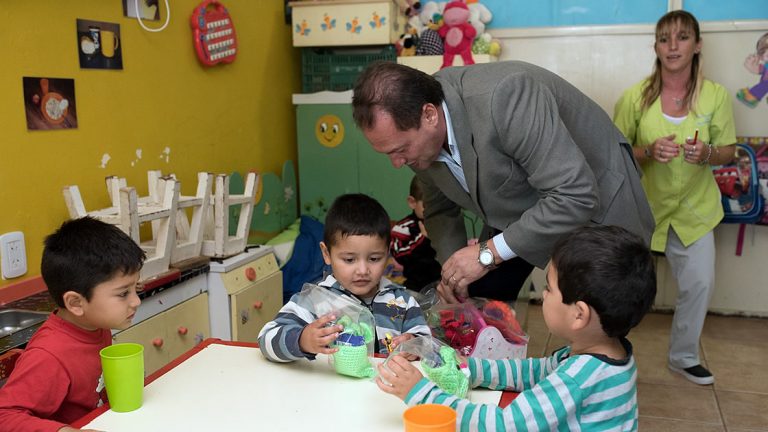 Repartieron huevos de Pascuas y visitaron la refuncionalizada guardería de Bº La Milka