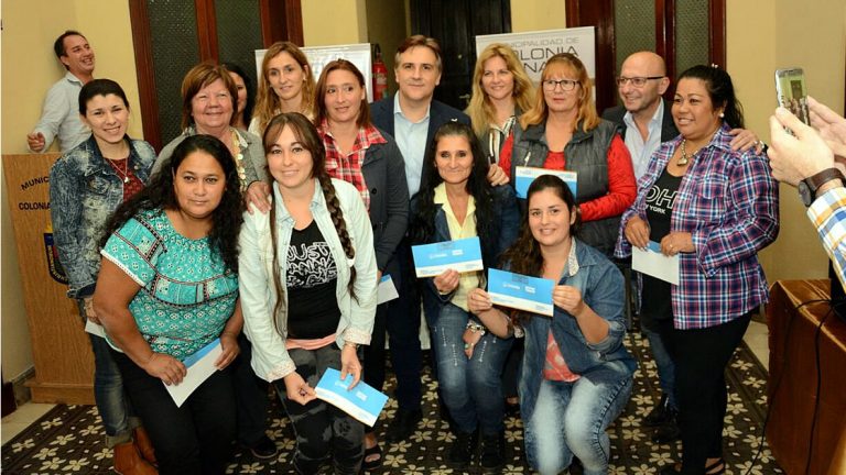 Martín Llaryora entregó ayudas económicas en el Departamento San Justo