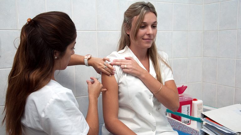 Se suman los sábados al calendario de vacunación antigripal