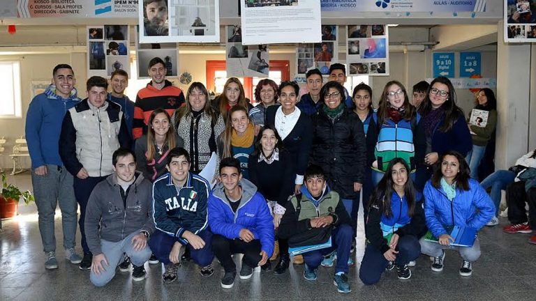 Fotografía: Actividad conjunta entre estudiantes del CUSF y del Colegio Bailón Sosa