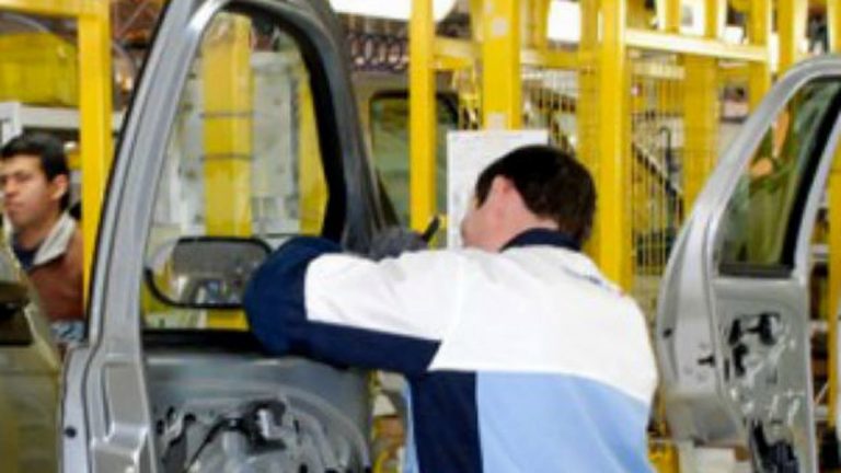 La industria automotriz creció un 70% respecto a 2020 y presiona las reservas