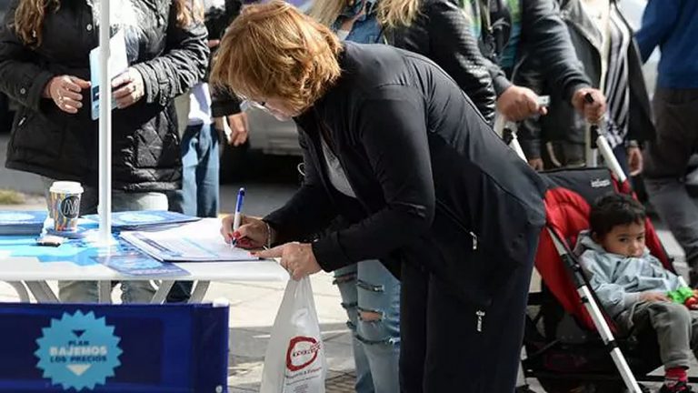 La campaña «Bajemos los Precios» alcanzó el millón de firmas y puede ir al Congreso