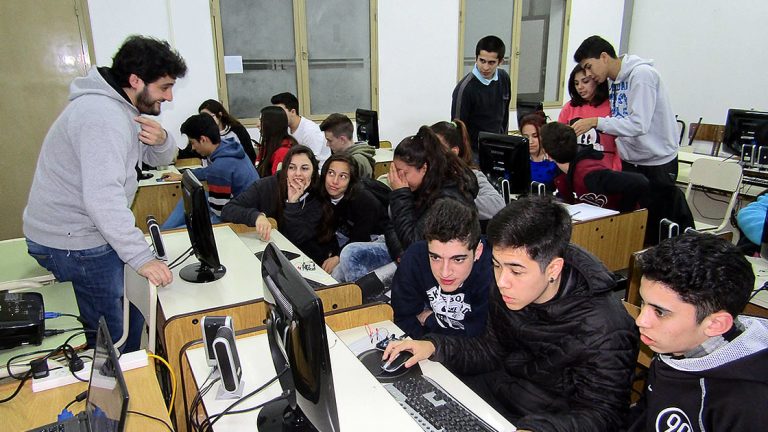 Más de 120 estudiantes secundarios participan de cursos intensivos en UTN