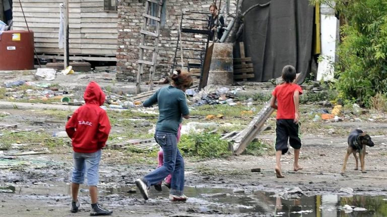 Para no ser pobre, una familia necesitó en abril $ 62.957