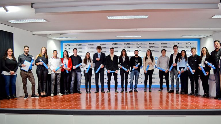Se entregaron Diplomas de Carreras Cortas y Títulos Intermedios de UTN