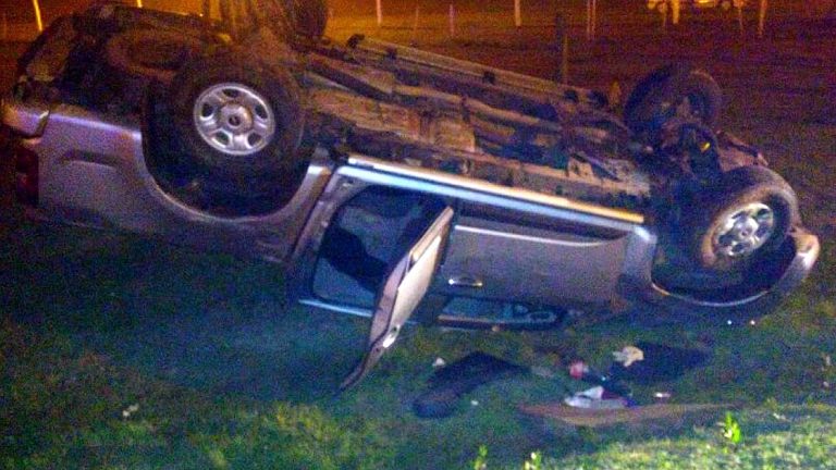 Arrufó: Dos jóvenes lesionadas al volcar una camioneta