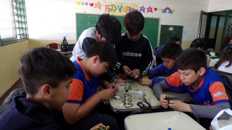 En la escuela 2 de Abril se arman robots