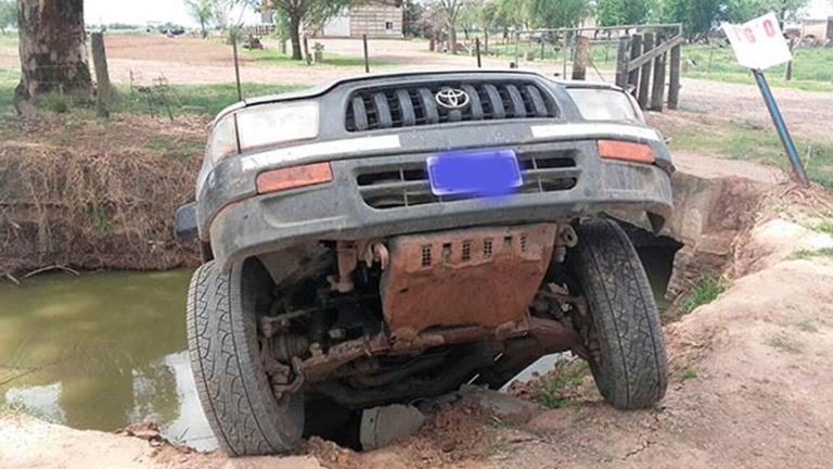 Devoto: camioneta cayó al canal
