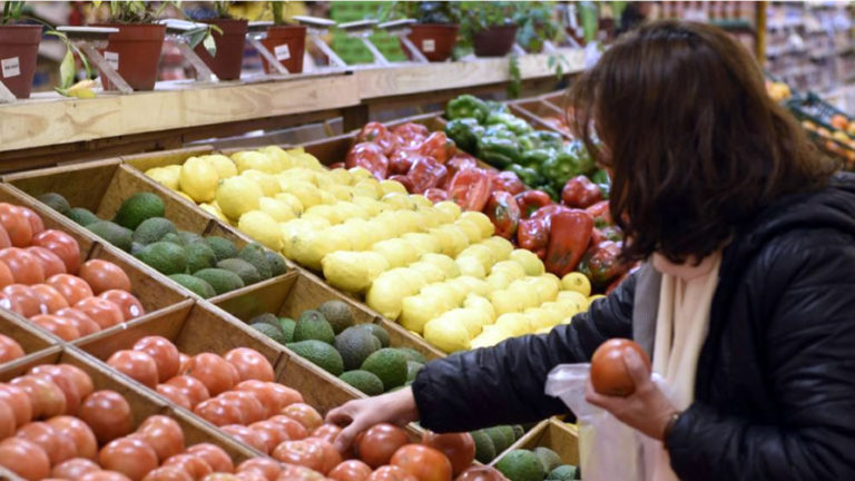 Una familia tipo necesitó en mayo $ 30.338 para no ser pobre