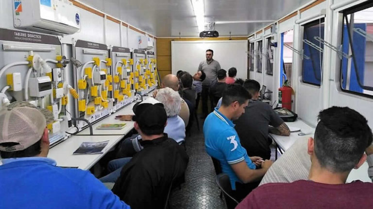 Un aula móvil recorre pueblos ofreciendo cursos gratis