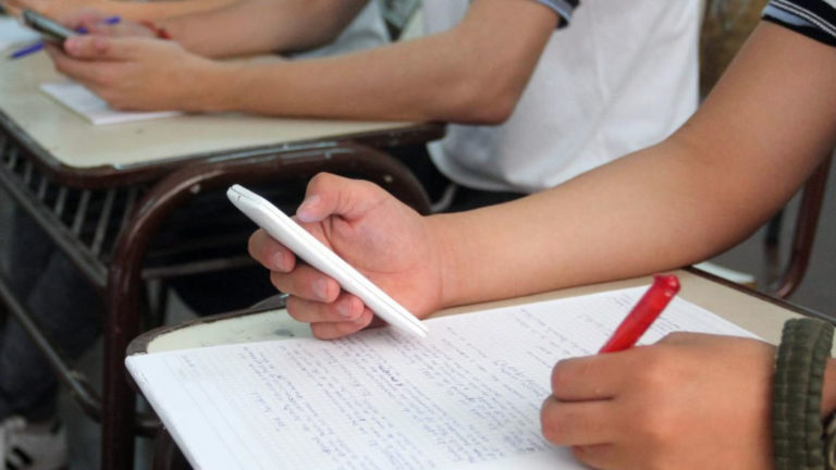 Le roban su celular en plena clase y se expresó en Facebook