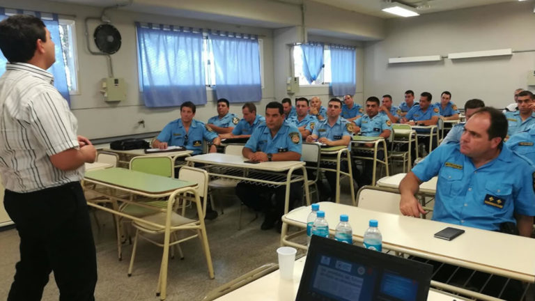 La policía participó de un taller de comunicación en el CUSF