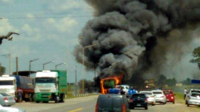 Camión con material volátil se prendió fuego en Estación Clucellas