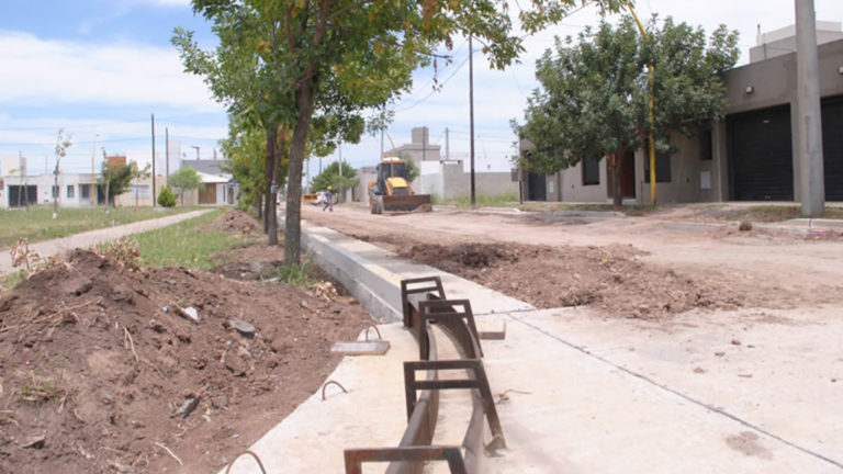 Más calles de barrio San Cayetano contarán con cordón cuneta
