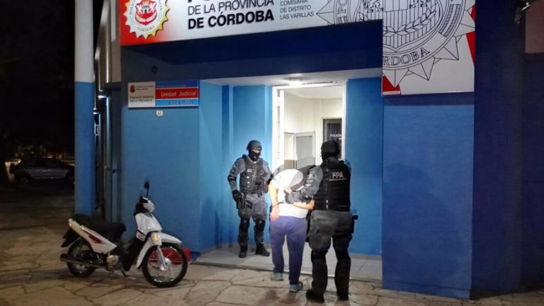 Vendía drogas en su casa y en la de un amigo, ambos fueron detenidos