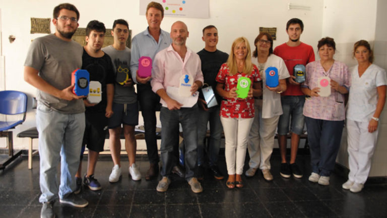 Estudiantes del CUSF entregaron portasueros infantiles para el Hospital