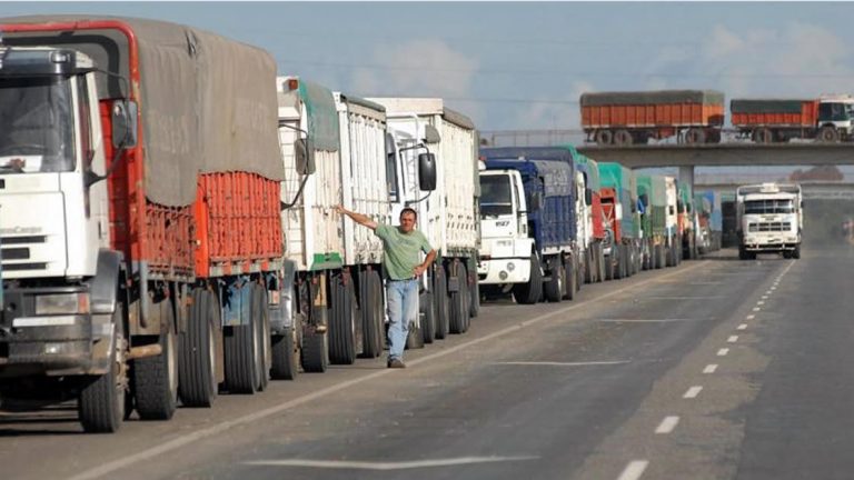 Transporte de granos en Argentina: los trenes pierden 6 a 1 contra los camiones