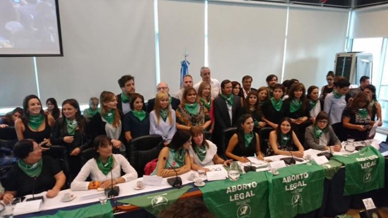 Diputadas de diferentes bloques presentaron proyecto para despenalizar el aborto