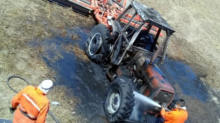 Un tractor se incendió en un campo de Porteña