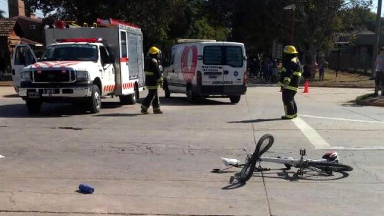 Ciclista lesionado al ser embestido por un colectivo