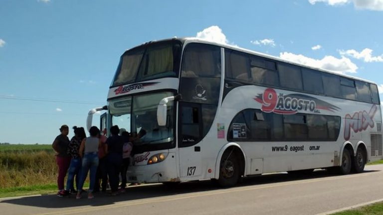 Interceptaron un micro en el acceso a Colonia Alpina