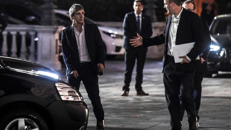 Macri echó a Sturzenegger y pone la economía en manos de Caputo y Dujovne