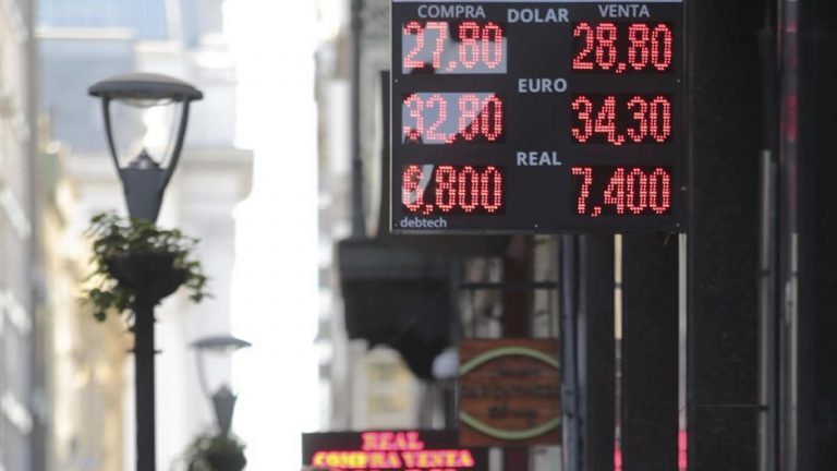 El dólar extendió caída tras medidas del Gobierno: se hundió 41 centavos a $ 28,67